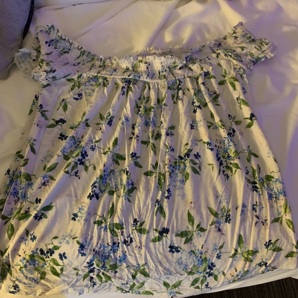 “Soft and sexy” strapless shirt